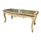 Table basse de style Louis XV en bois sculpté rechampi gris et or