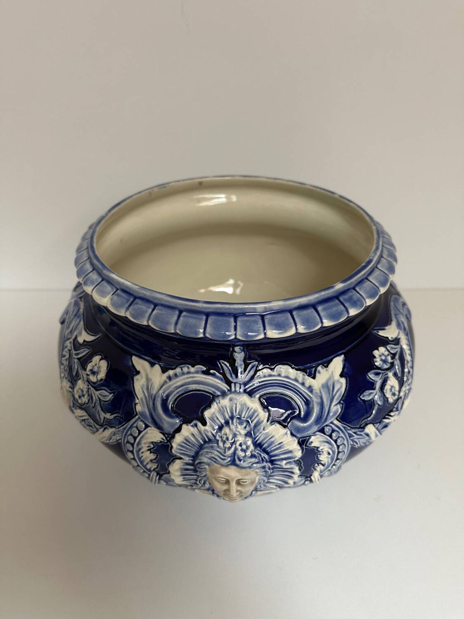 Vase - Cache pot en faïence baroque de Saint Clément, XIX eme