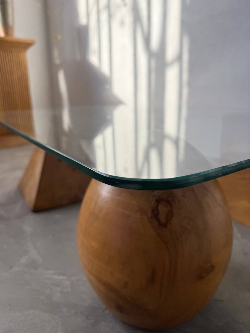 Table basse en bois et verre attribuée à Metafora