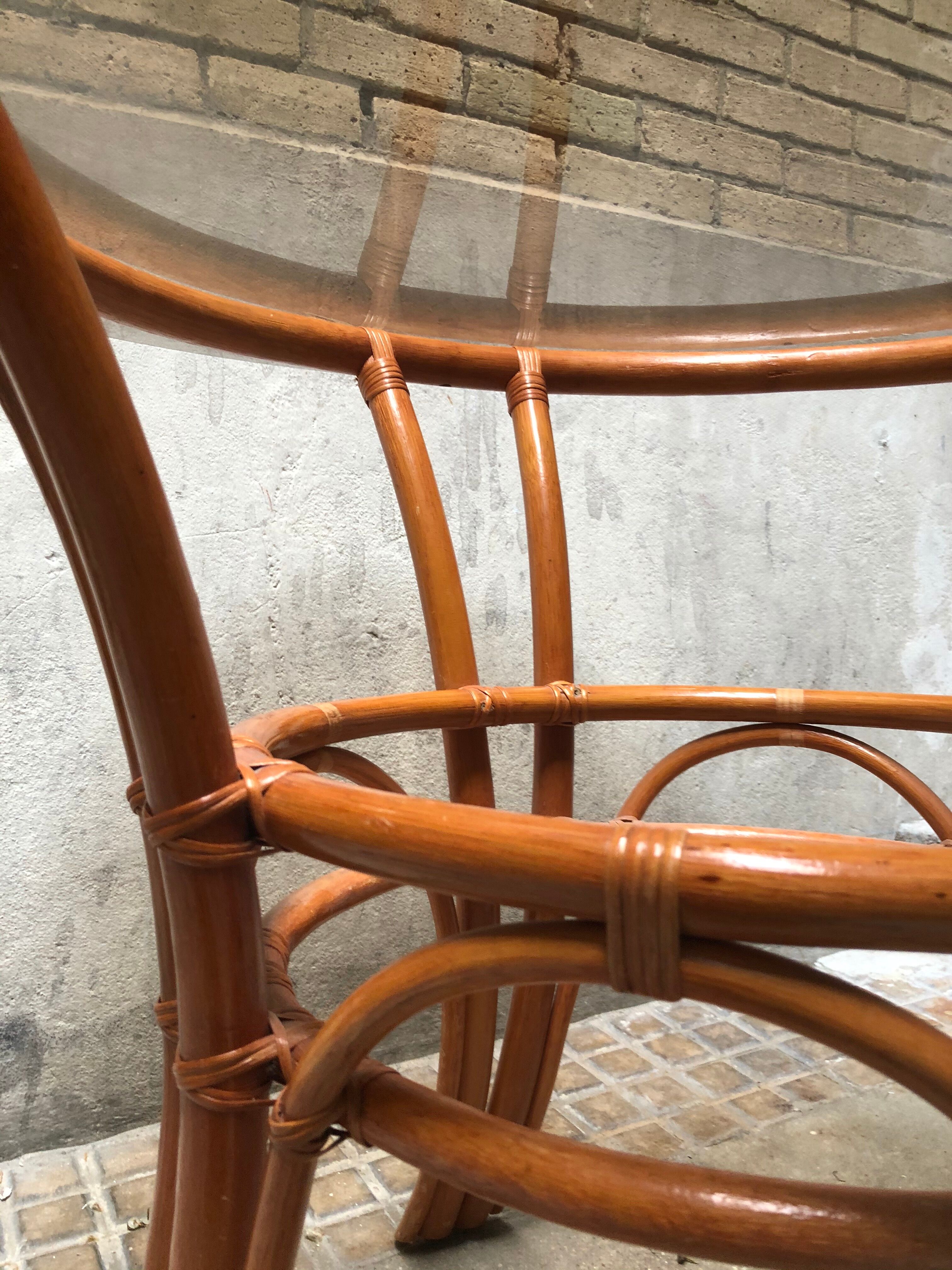 Table de salle à manger ronde vintage en bambou avec plateau en verre fumé, 1970