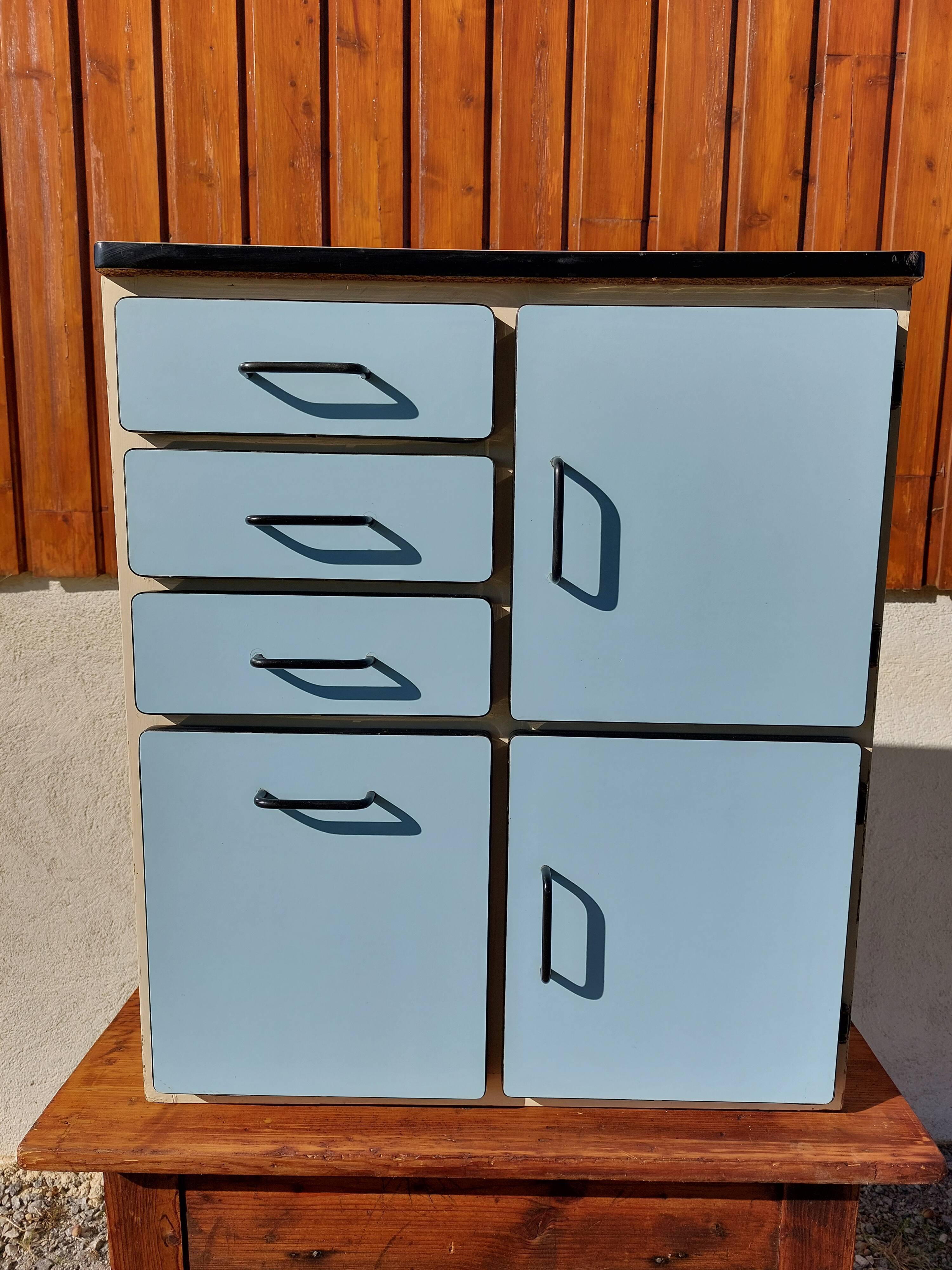 Closet in blue formica