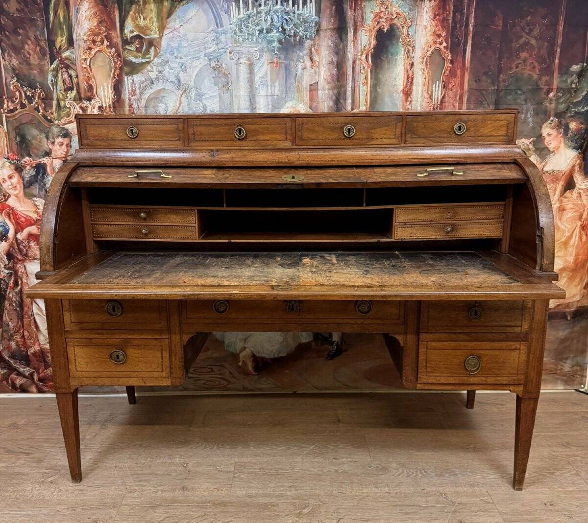 Bureau à cylindre de centre en noyer, époque Louis XVI