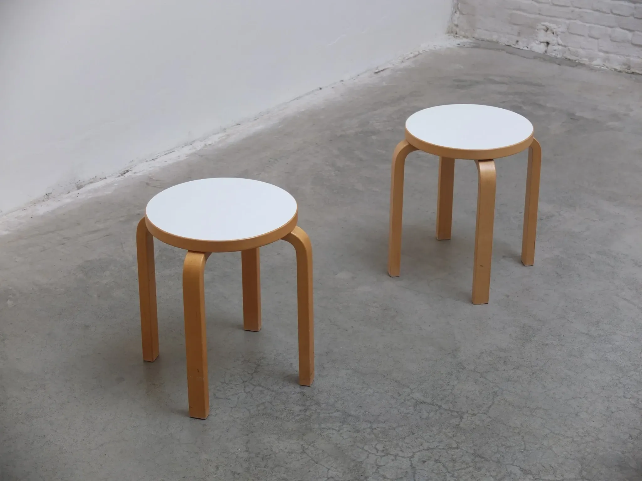 Paire de tabourets 'E60' par Alvar Aalto pour Artek, 1933