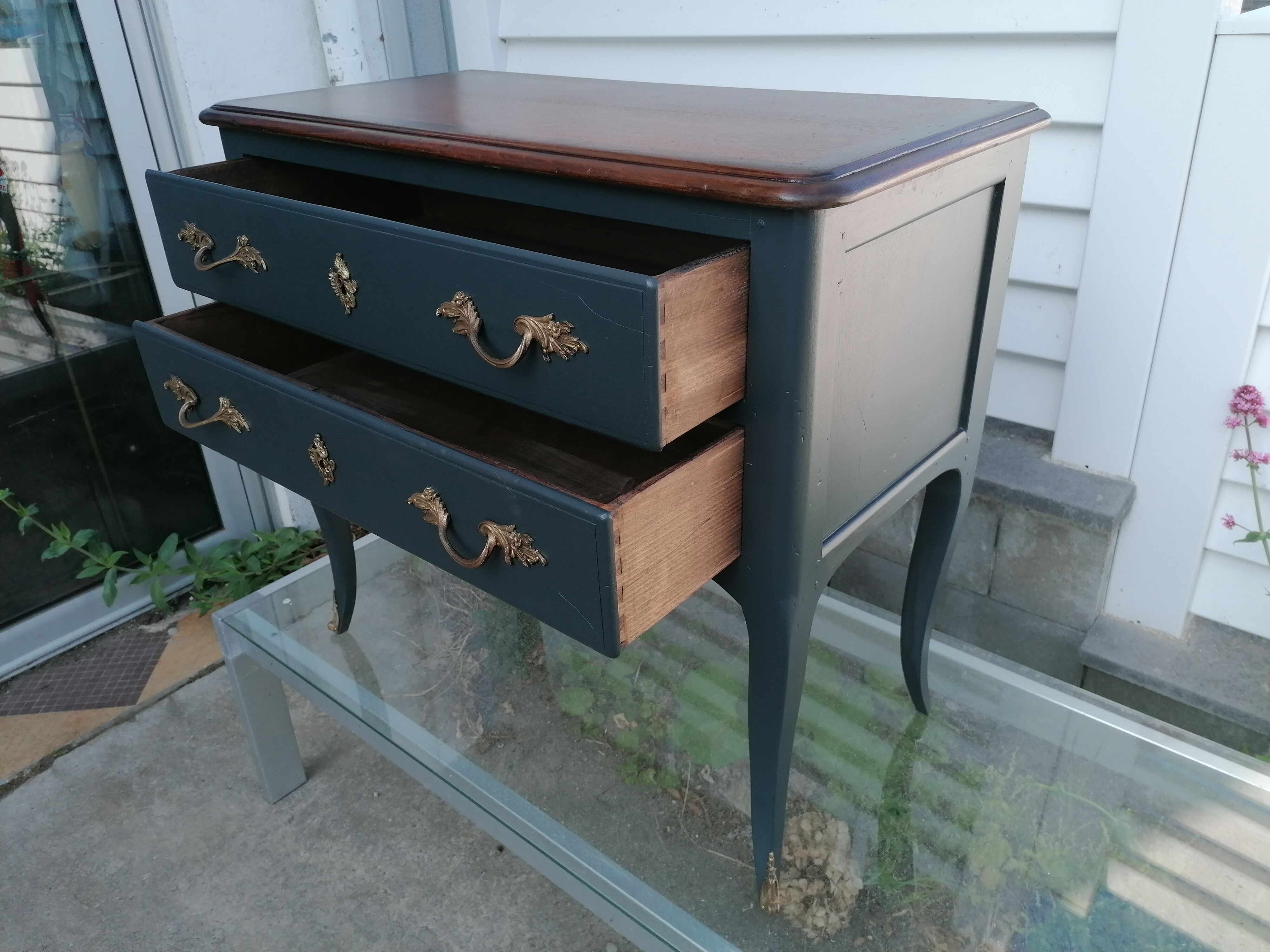 Jumping chest of drawers