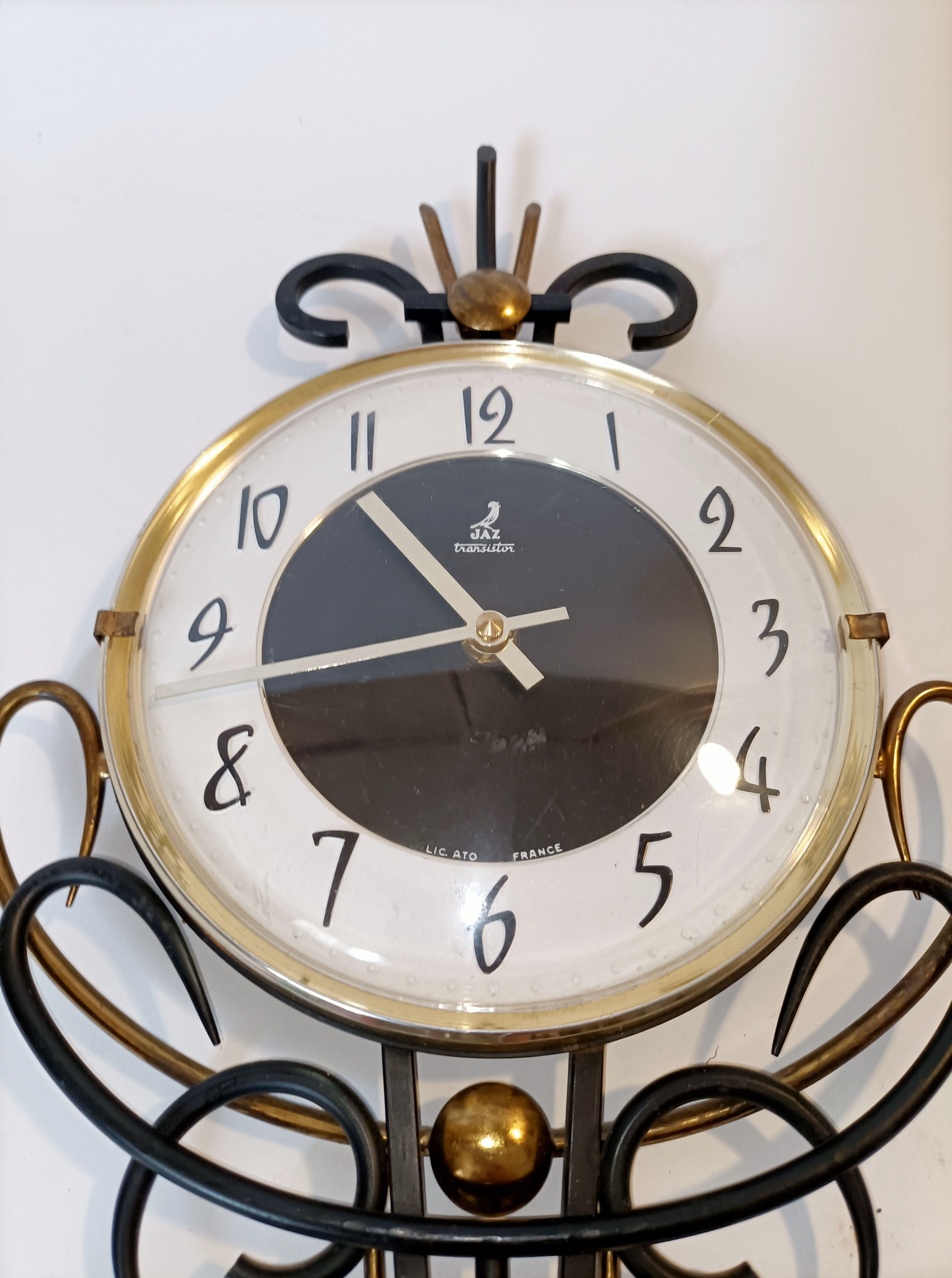 Jaz clock in black metal and golden brass, model Cabic 1967/1968