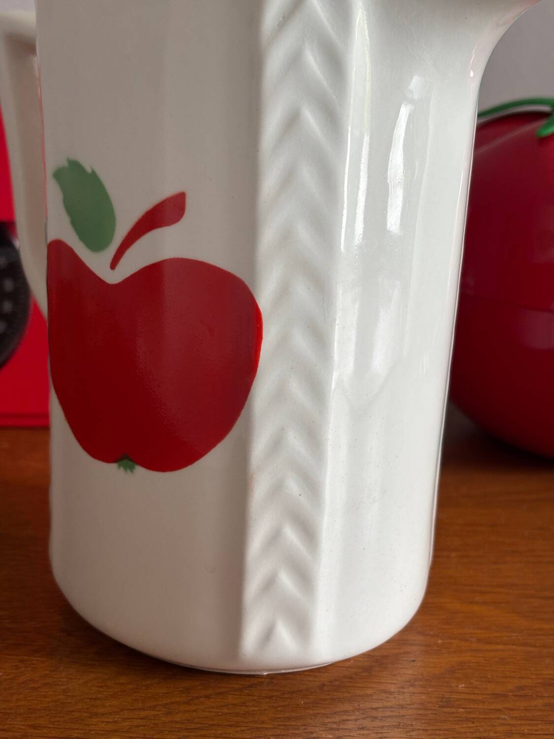 Pichet vintage à décor de pomme