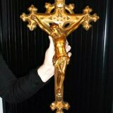 crucifix ancien en platre  doré