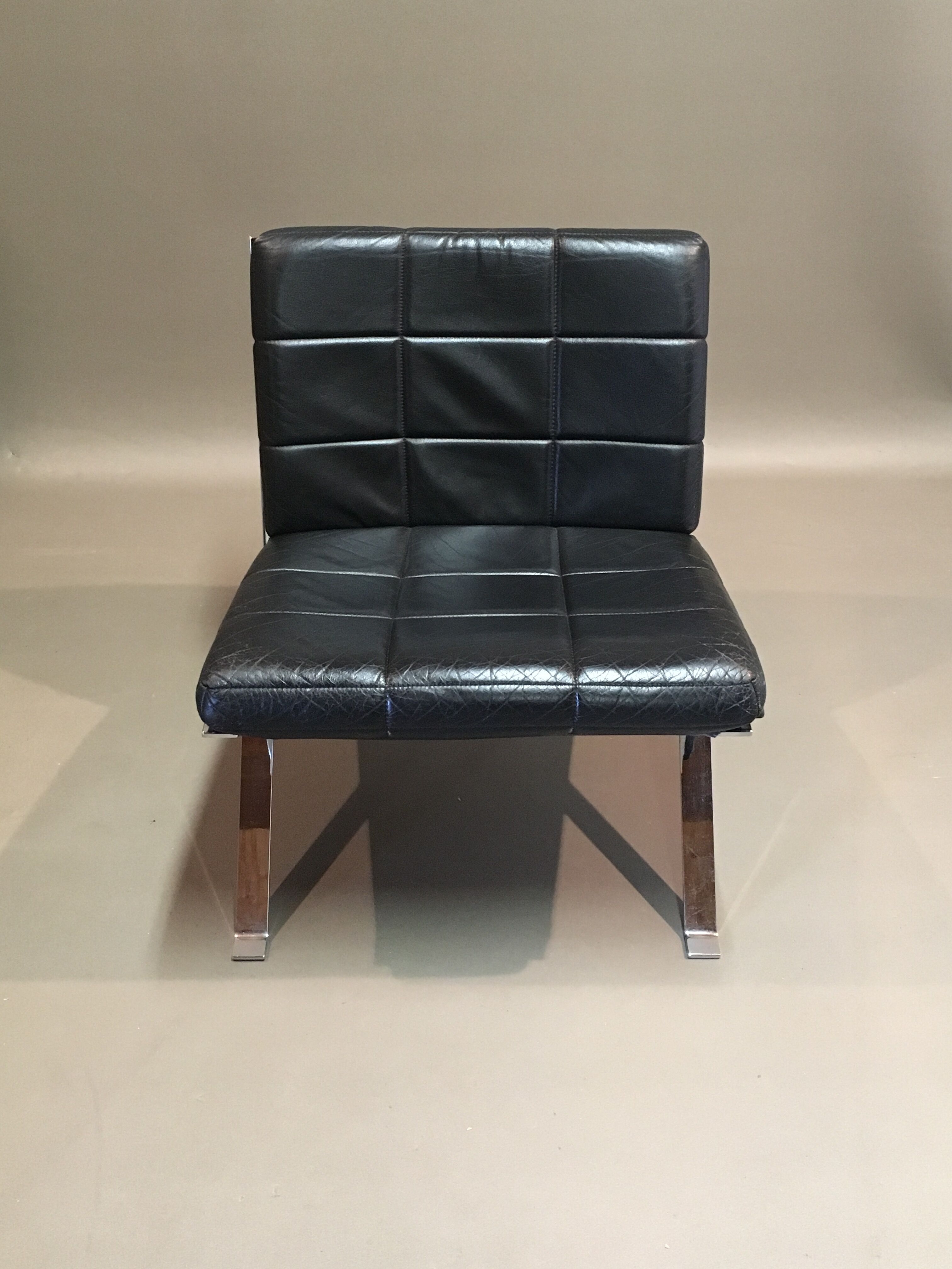 Chair "hans eichenberger" black leather 1960.