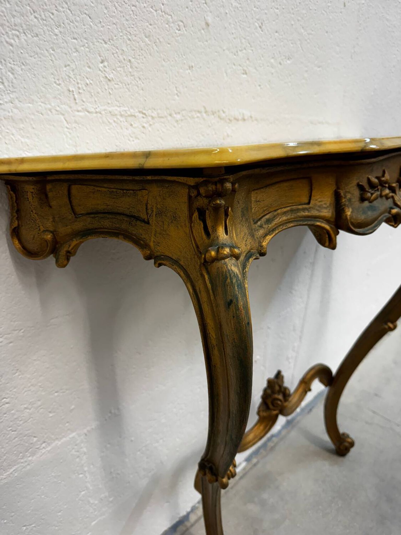 Console en bois sculpté doré et marbre de style Louis XV