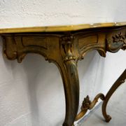 Console en bois sculpté doré et marbre de style Louis XV