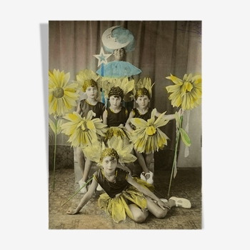 Photographie de cinq fillettes déguisées en tournesols