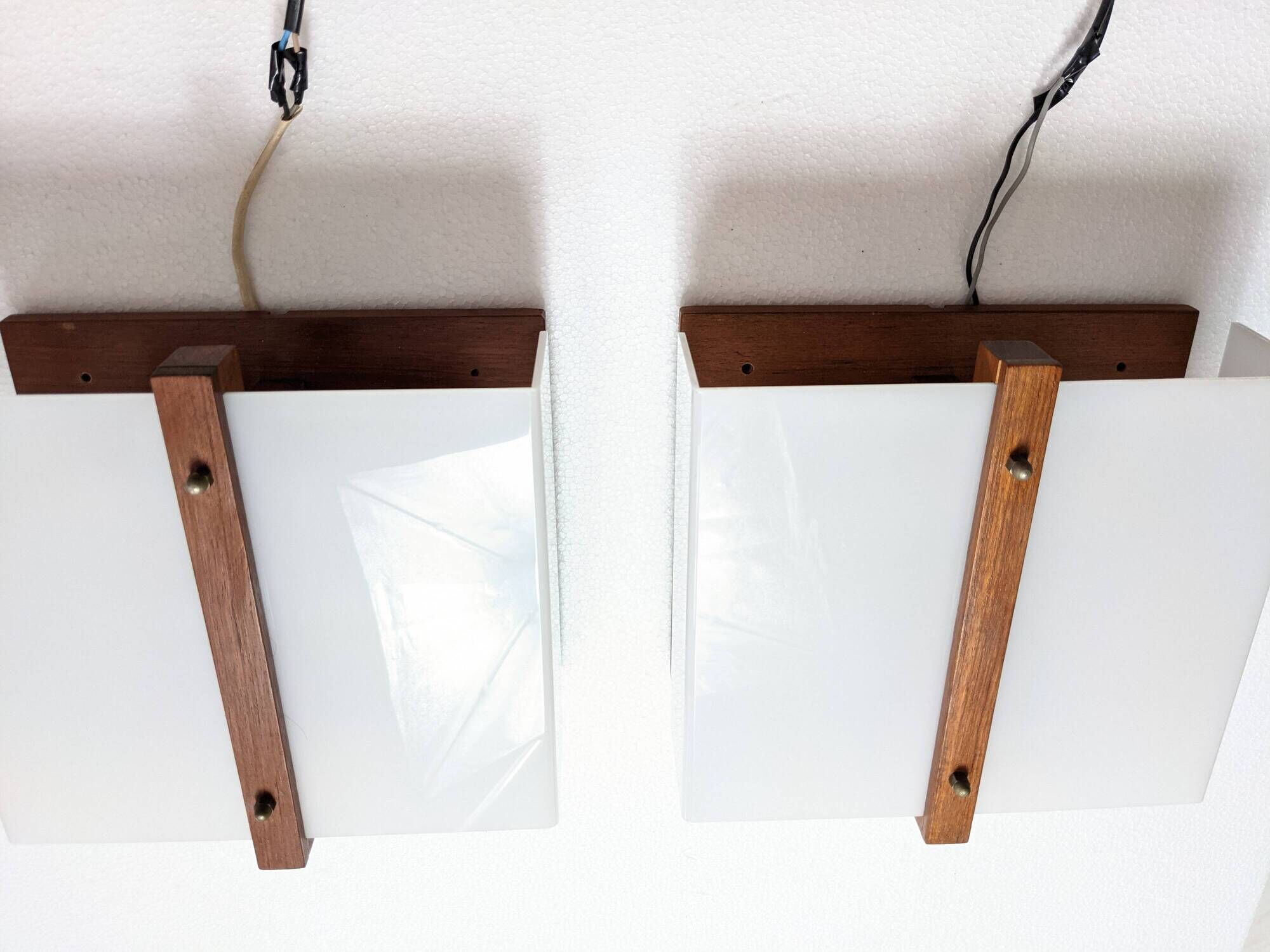 Paire d'appliques scandinaves 1960, teck massif et plexiglass, Raak C-1521