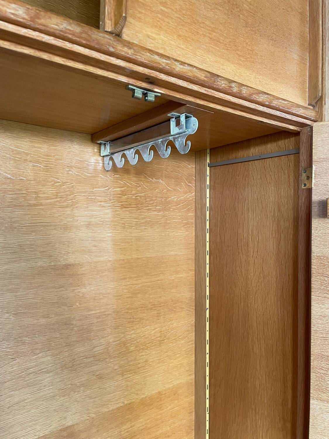Armoire en bois vintage