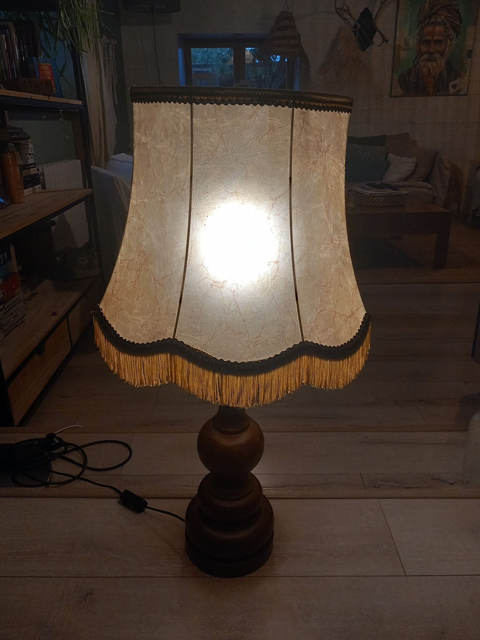 Lampe vintage en bois et abat jour à franges