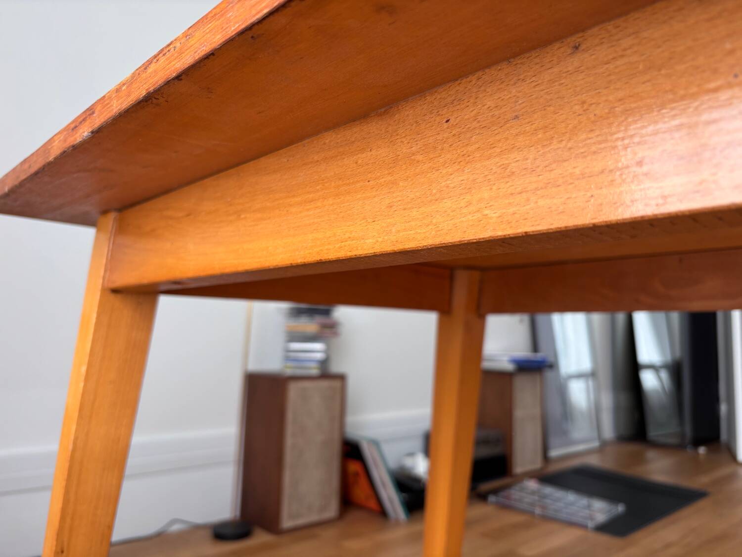 Desk with tapered legs