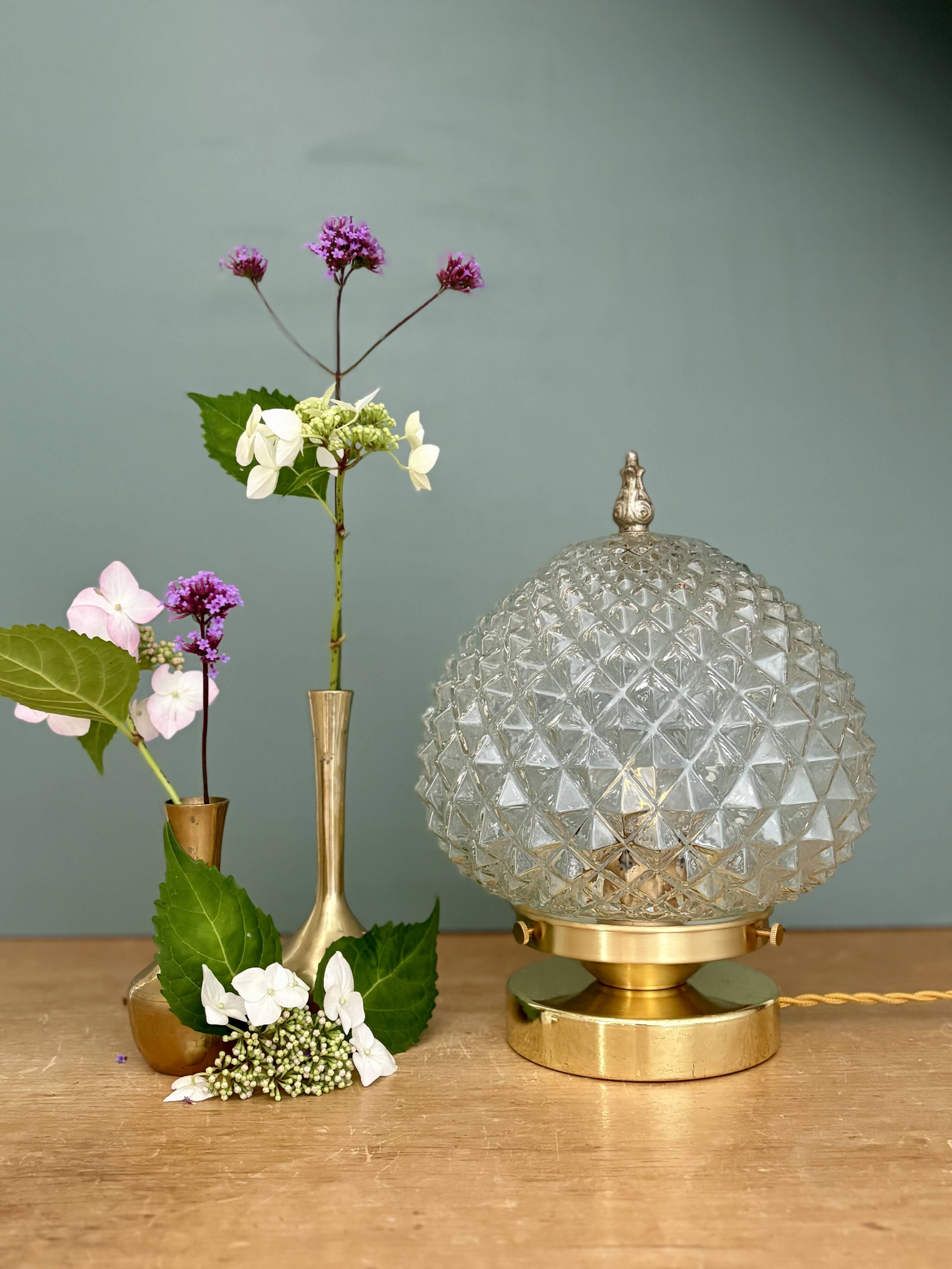 Vintage globe table lamp in moulded glass with diamond points.