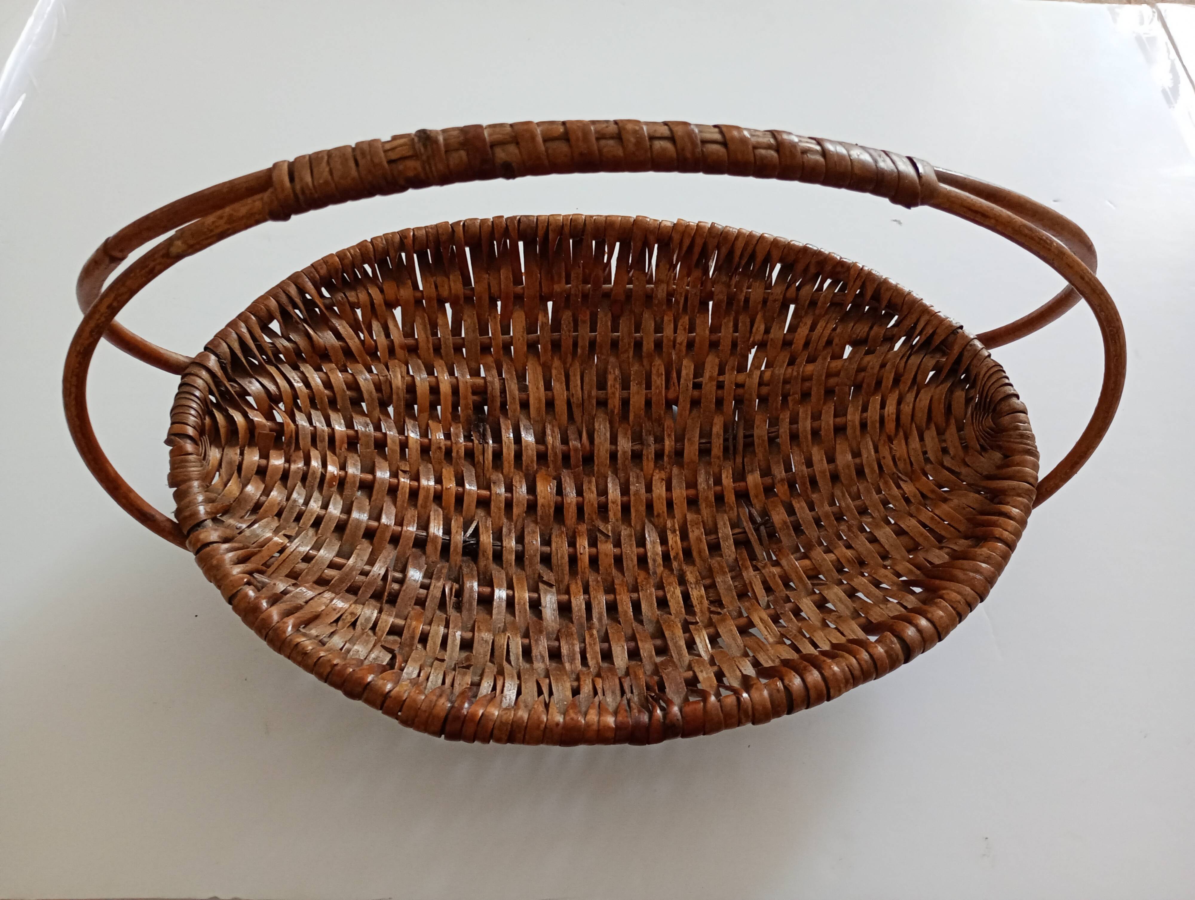 Panier plat en osier tressé