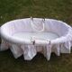 Couffin vintage en osier et rotin avec matelas et garnitures
