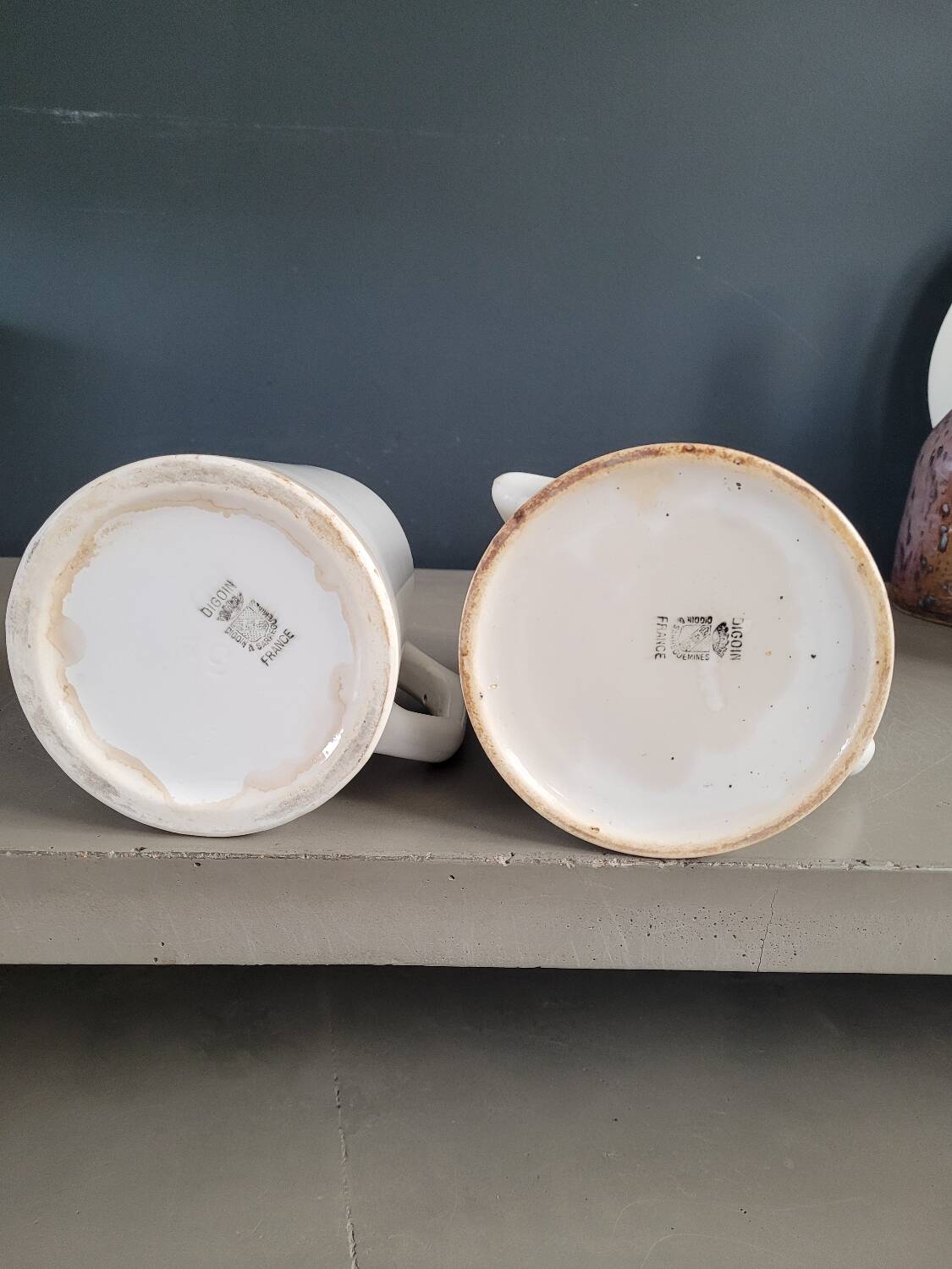 Paire de pichets en porcelaine de Digoin