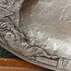 Plat en étain repoussé, art déco