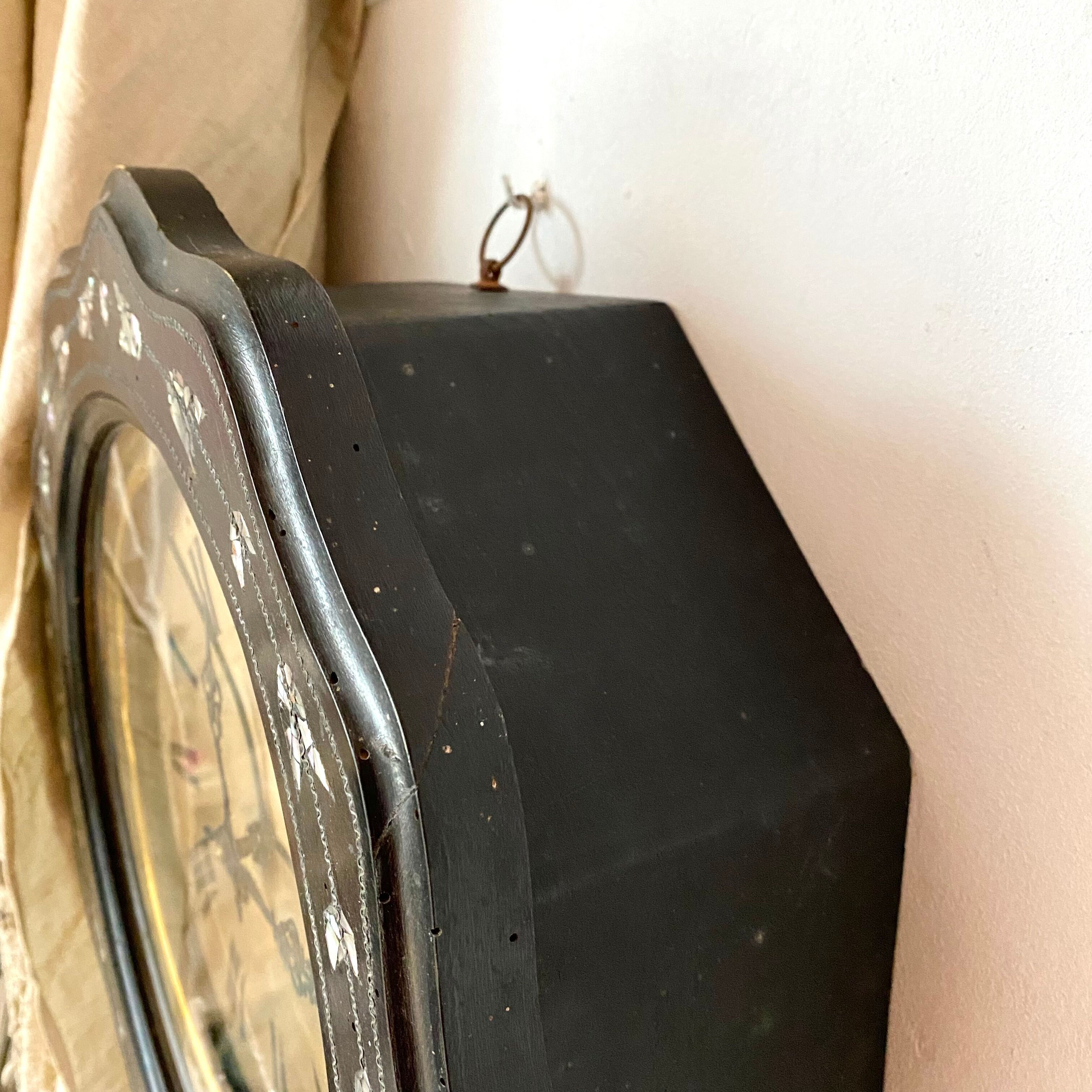 Horloge ancienne œil de bœuf bois et nacre