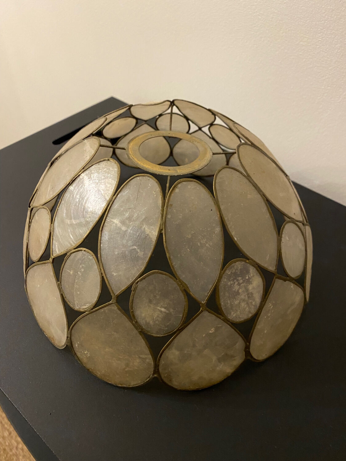 Mother-of-pearl and brass suspension