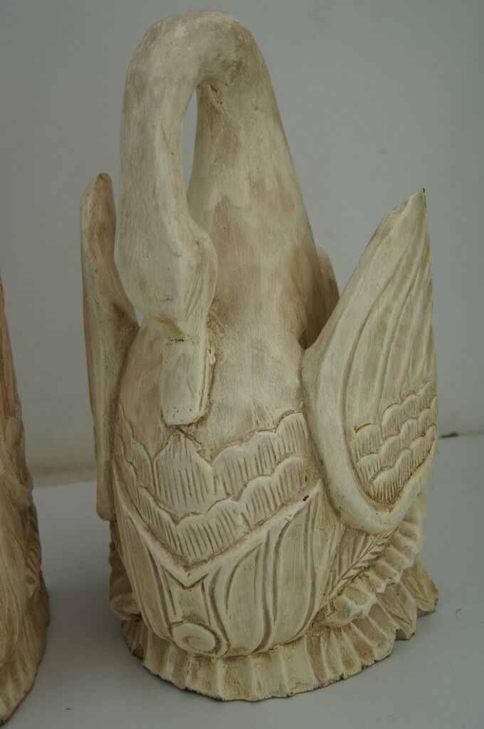 Deux ornements d'applique en bois sculpté et laqué crème,  représentant des cygnes