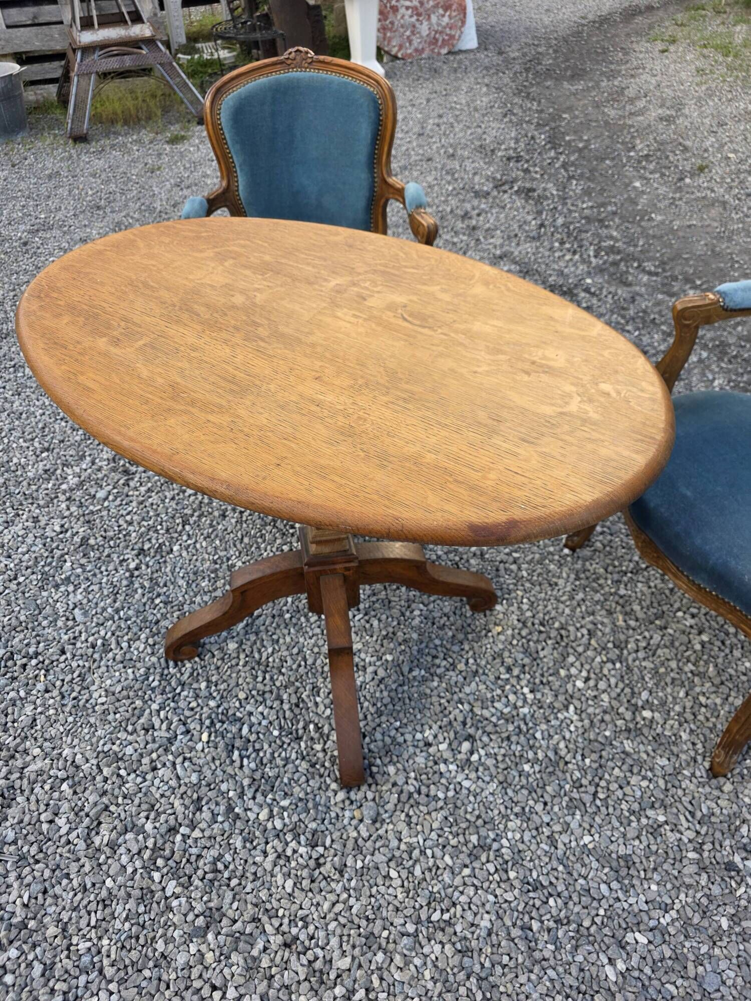 Oak guéridon table from the early 20th century.