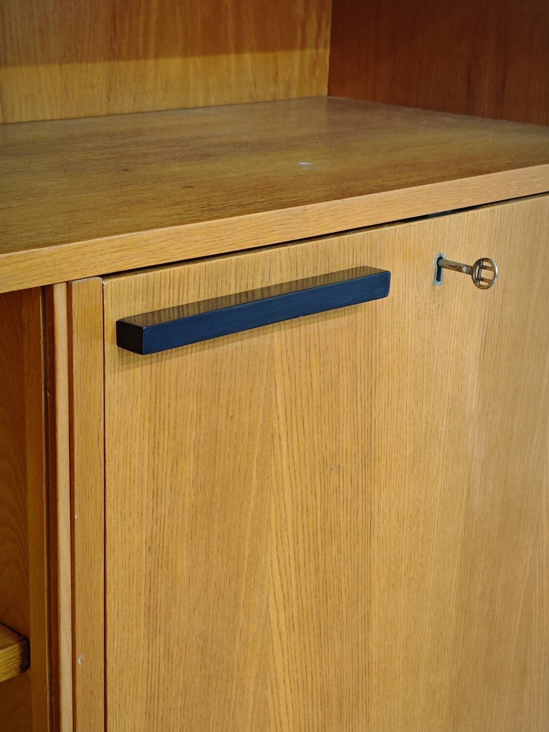Buffet Vaisselier en bois blond Libena , ex Tchécoslovaquie 1970