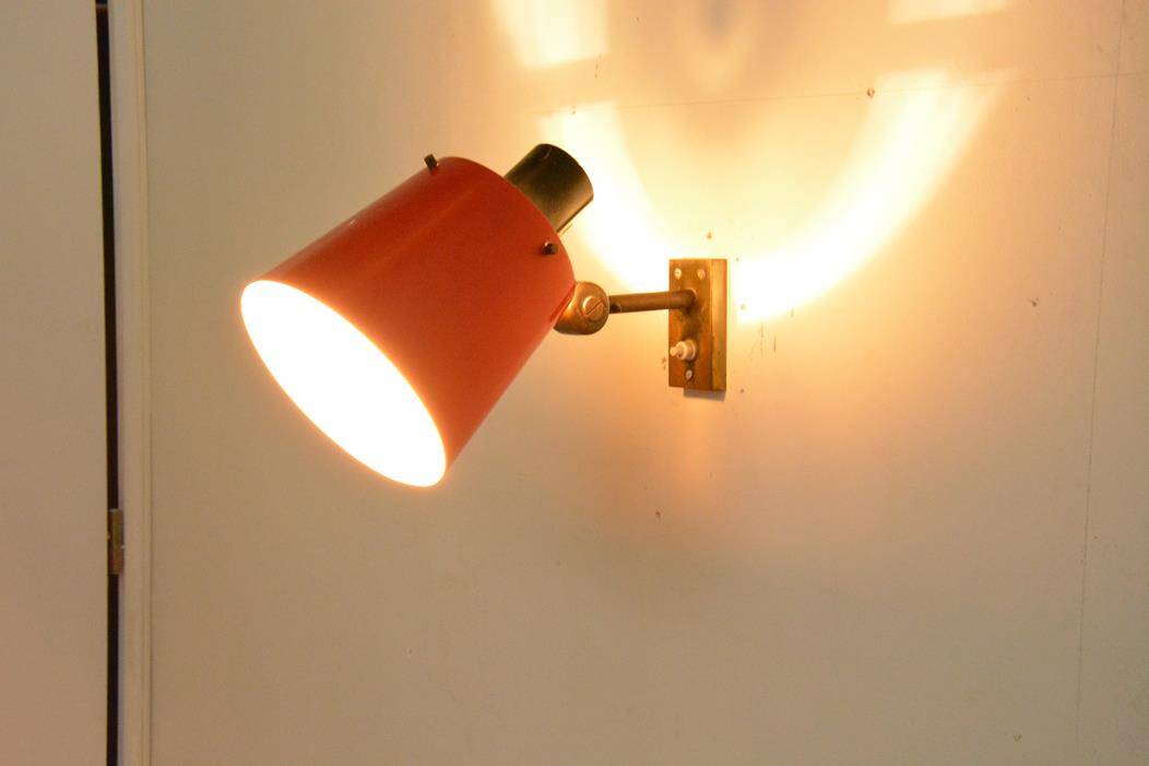 Old and rare Stilnovo wall light, red and black lacquered metal and brass With period label