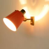 Old and rare Stilnovo wall light, red and black lacquered metal and brass With period label