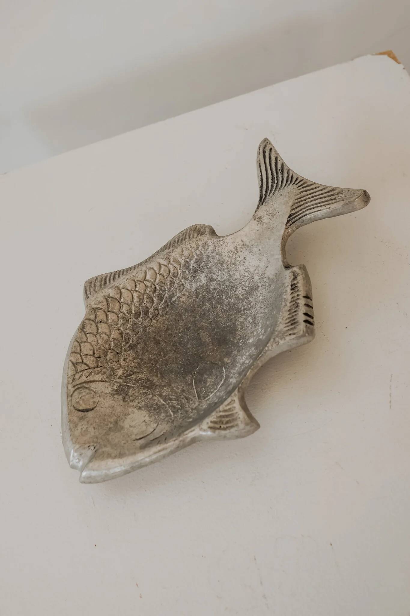 Vide-poches en métal argenté en forme de poisson