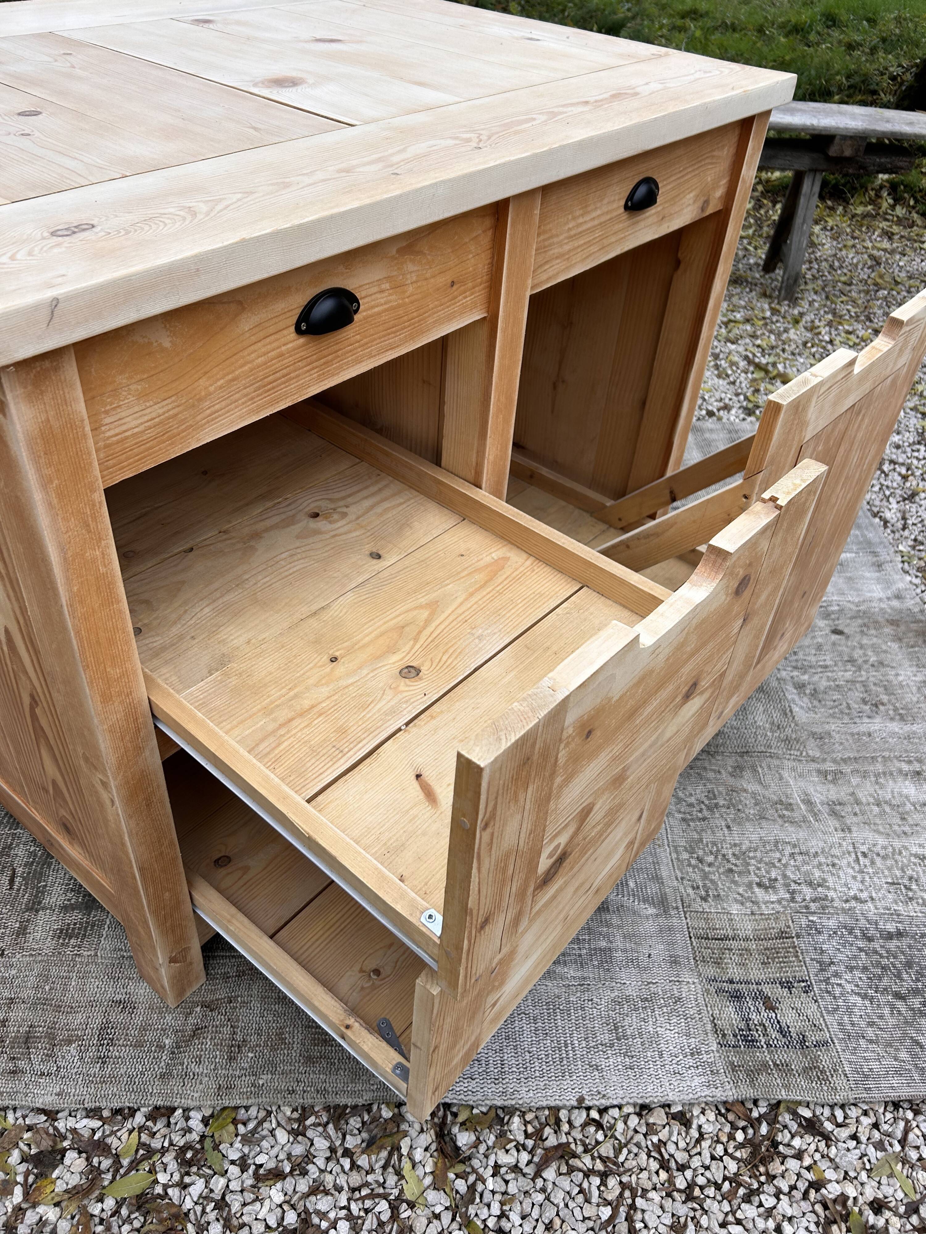 Central island / Saucepan storage unit
