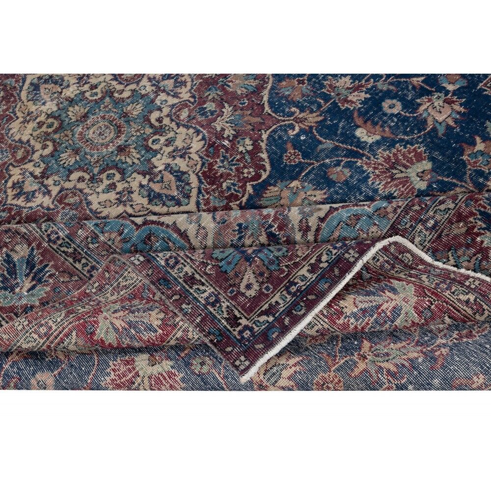 Traditional Vintage Handmade Turkish Area Rug. Hand-knotted Wool Carpet with Medallion Design