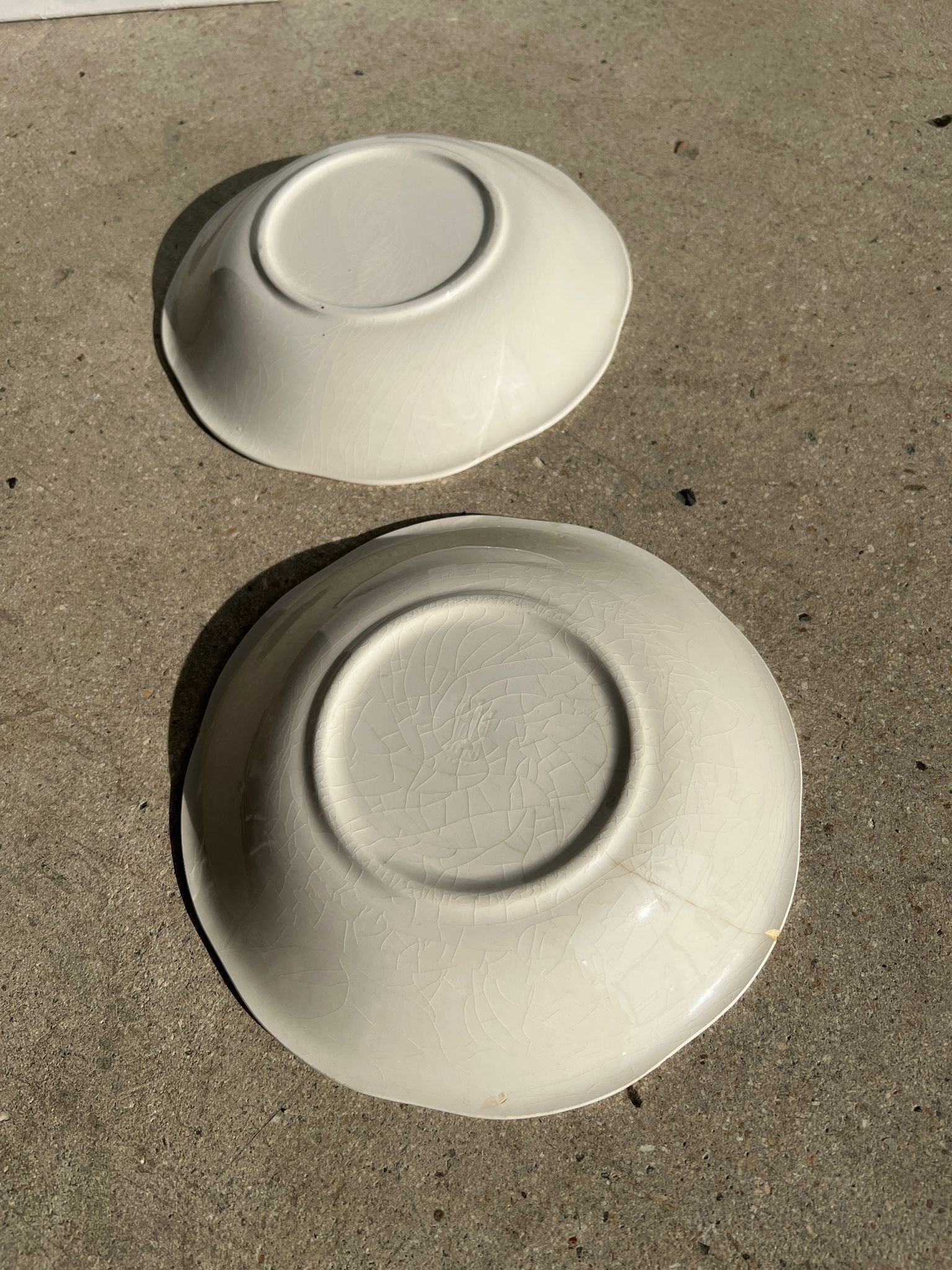 2 white hollow plates flower shape Gien D: 21,5cm