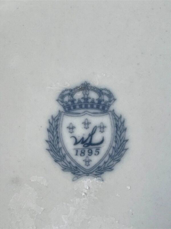Paire de bougeoirs aux perroquets en porcelaine craquelée bleu ciel et bronze doré, de style néoclassique inspiré du style Louis XVI