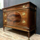 Commode Louis XVI parisienne en acajou flammé