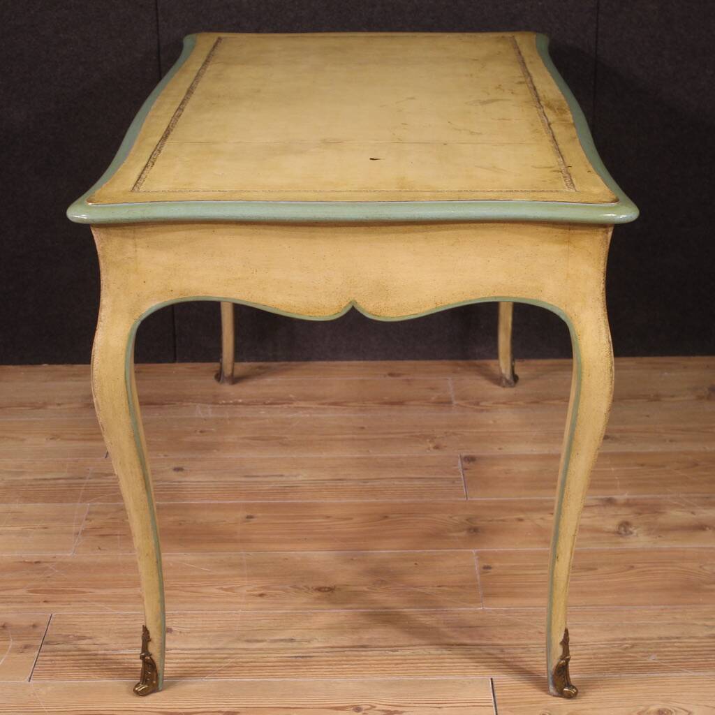 Grand bureau laqué de style Louis XV