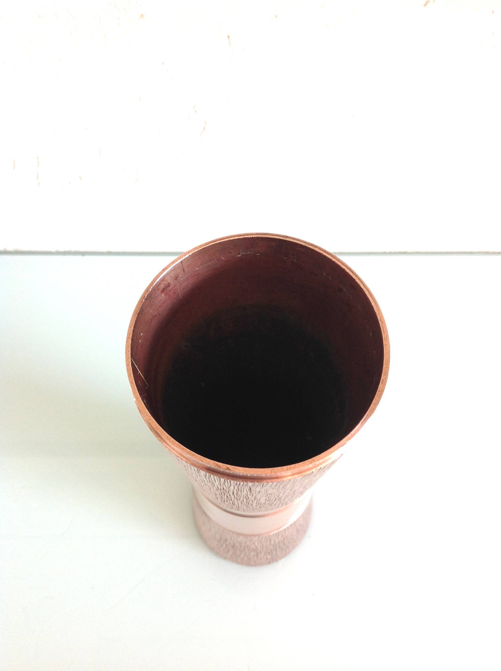 Diabolo vase in structured red copper / vintage 60s-70s
