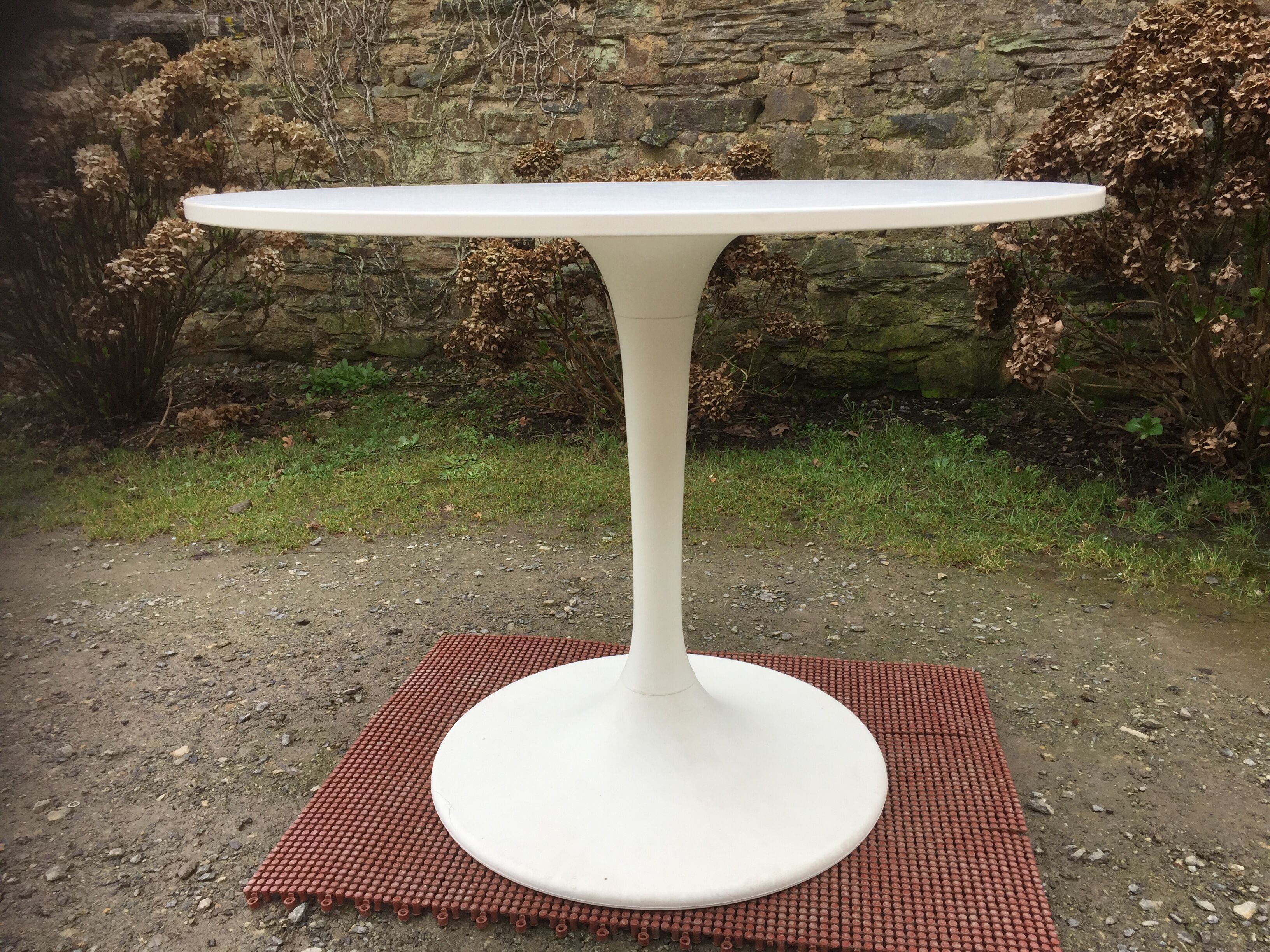 Vintage tulip base table in white pvc