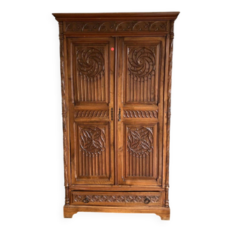 Armoire cathédrale néo gothique 19e siècle bois massif sculpté