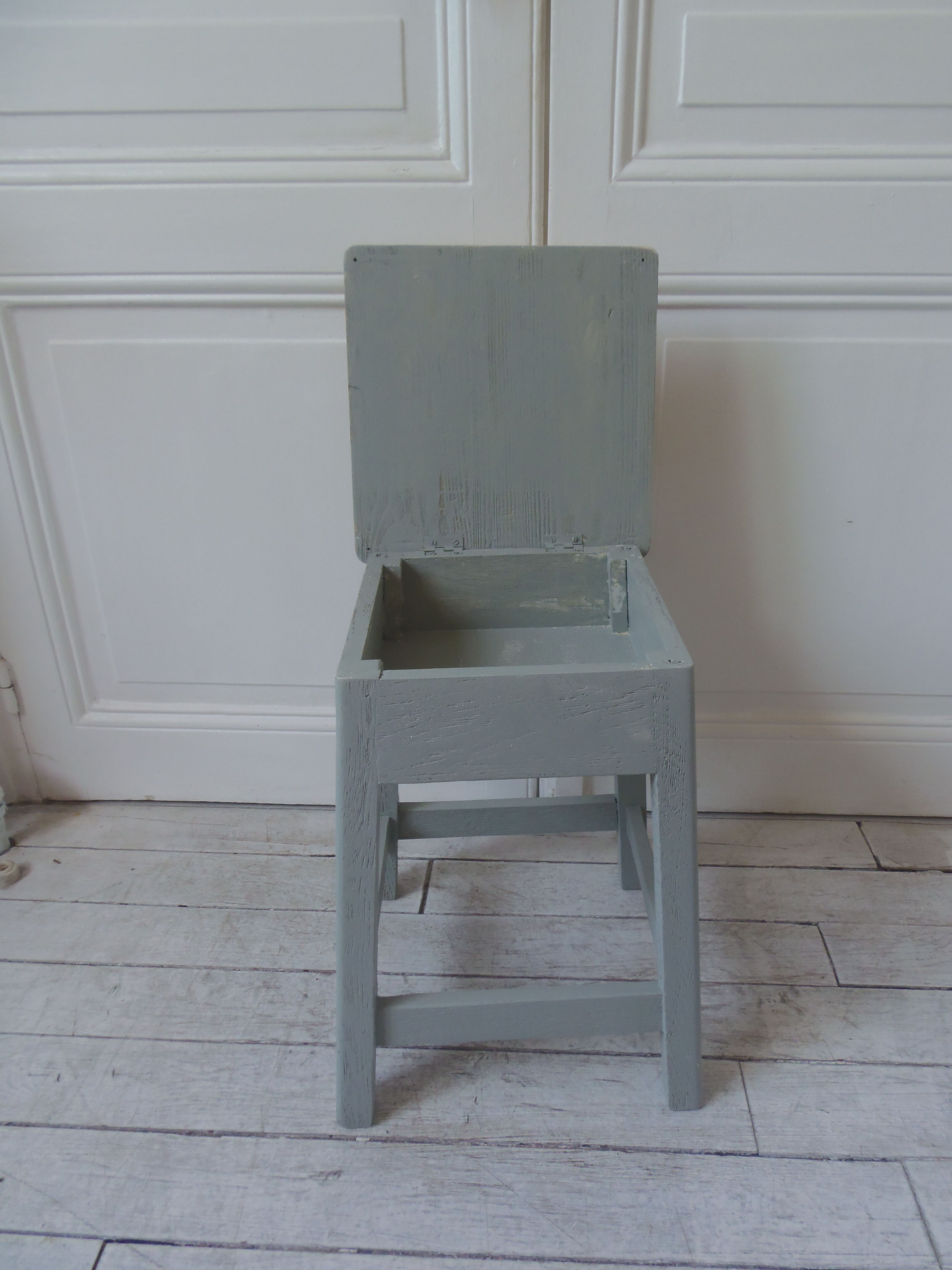 Vintage shoeshine stool base green of gray, wooden seat