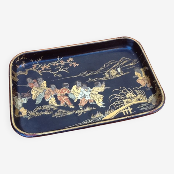 Lacquered tray with japanese decoration