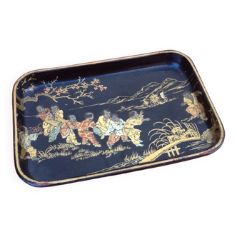 Lacquered tray with japanese decoration