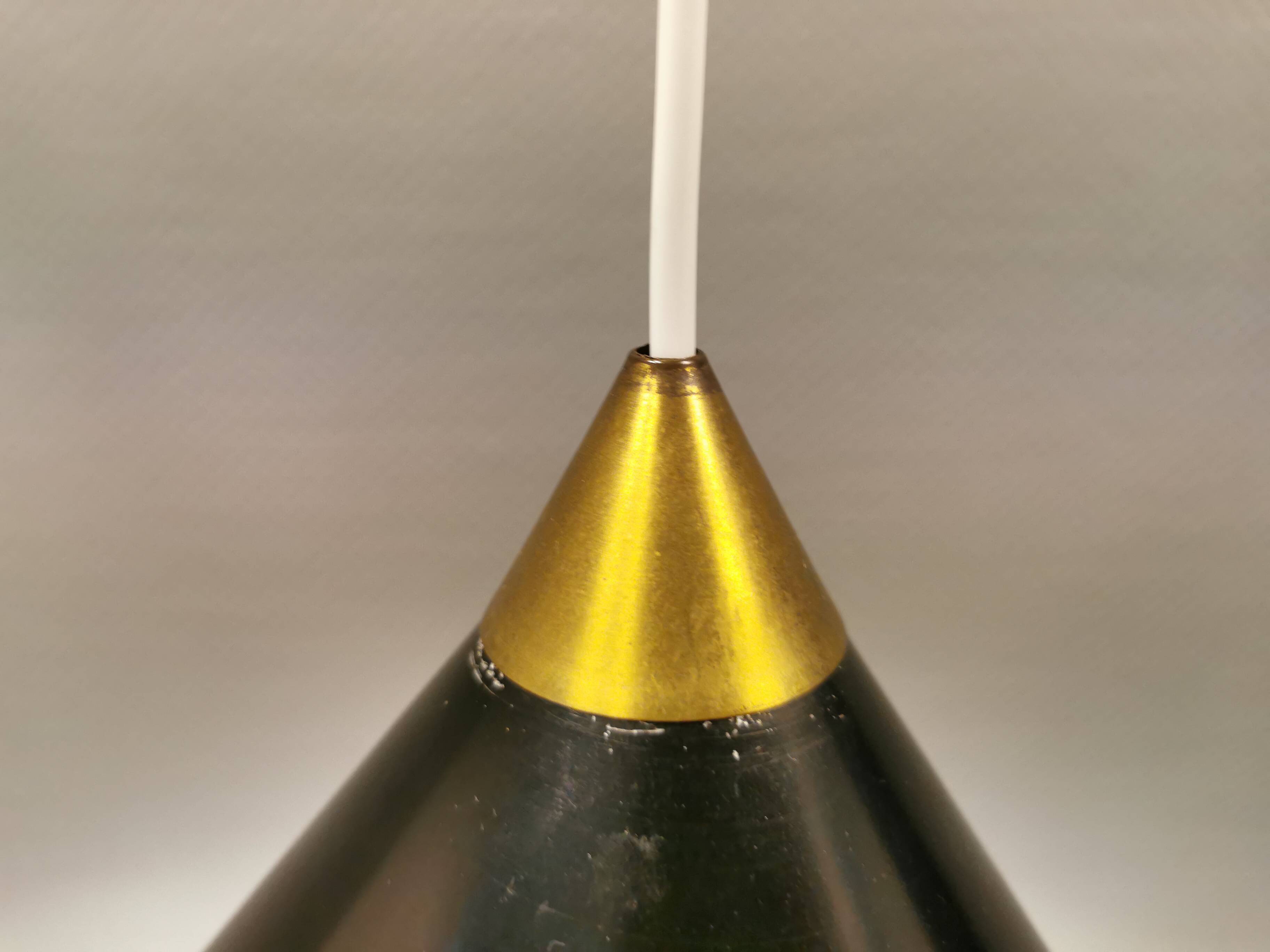 Suspension cône produite par le danois Lyfa en belle laque noire avec abat-jour perforé et dessus en laiton.