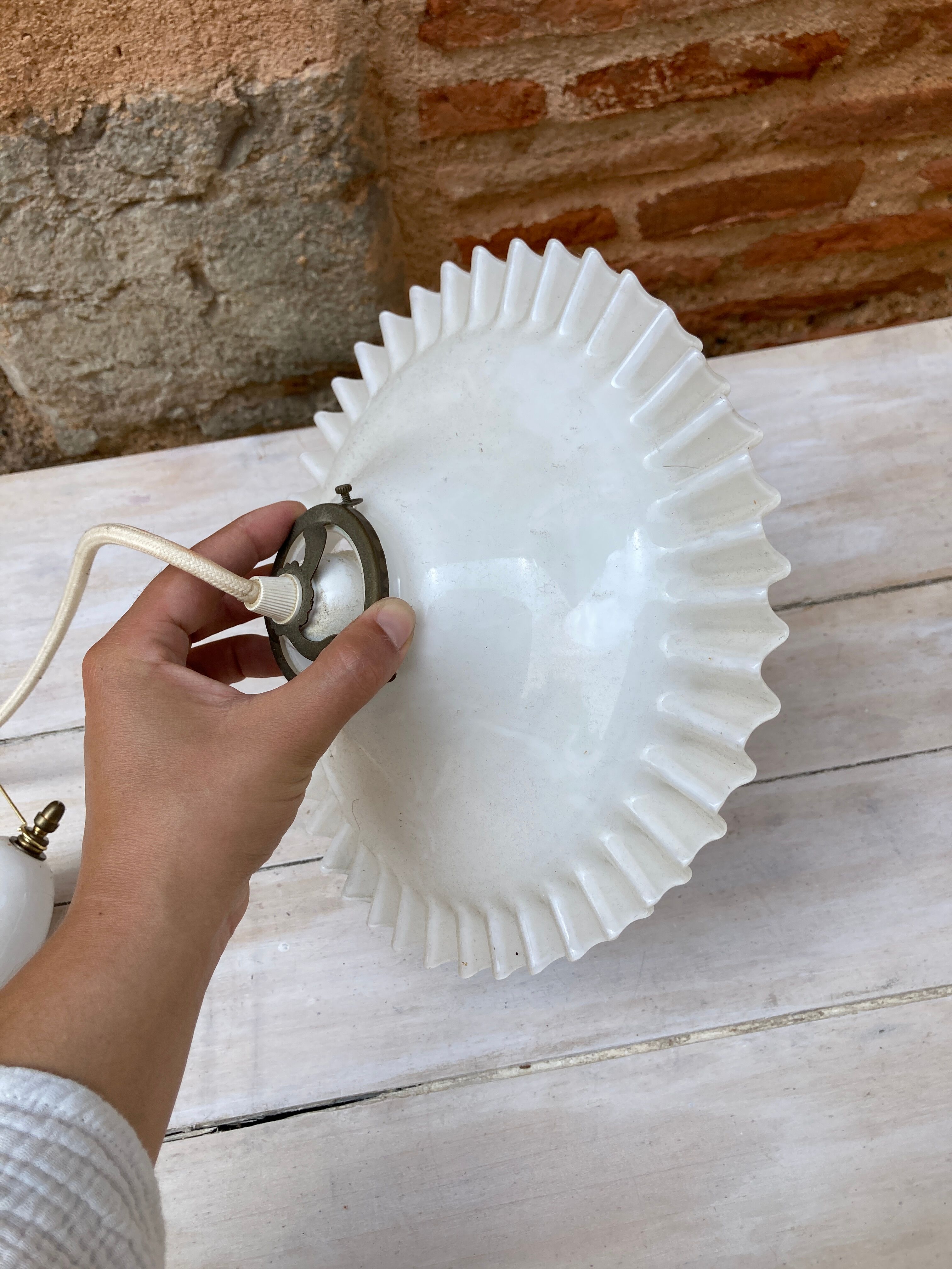 Opaline suspension rises and falls