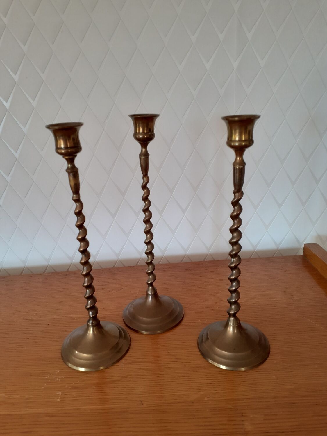 Lot de trois bougeoirs en laiton