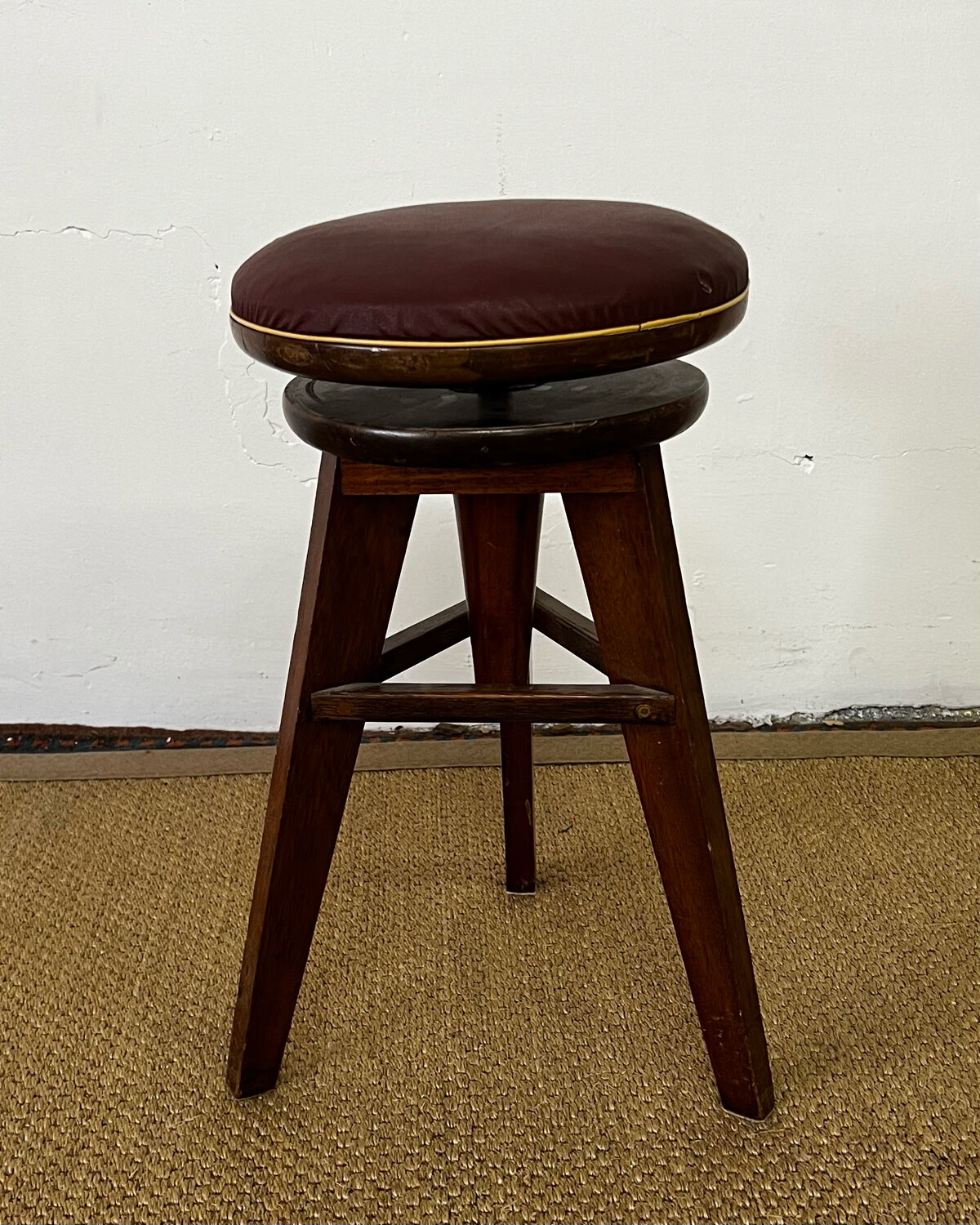 Wooden and skaï screw stool