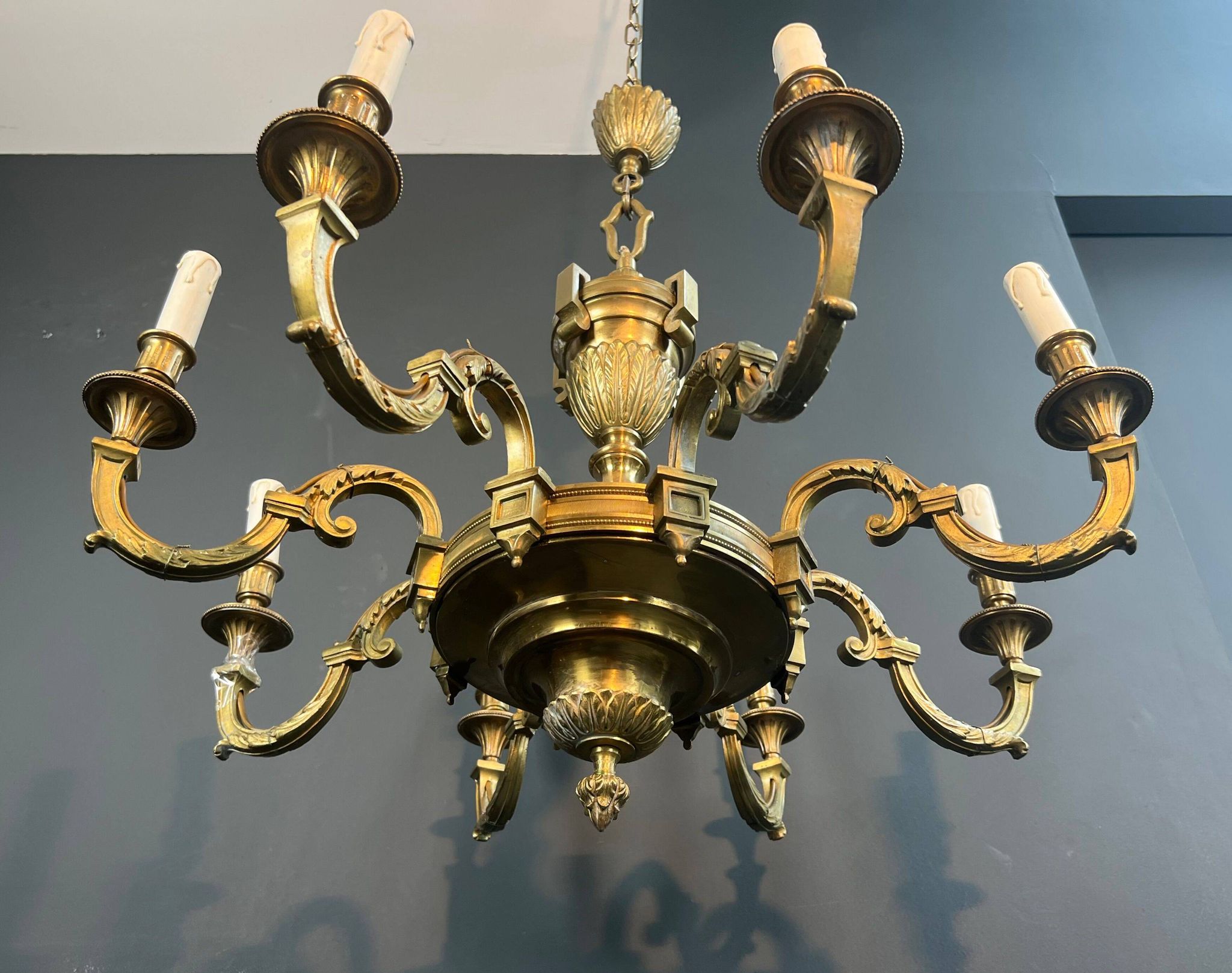 Important bronze chiseled chandelier in Louis XVI style with 8 light arms by Lucien Gau.