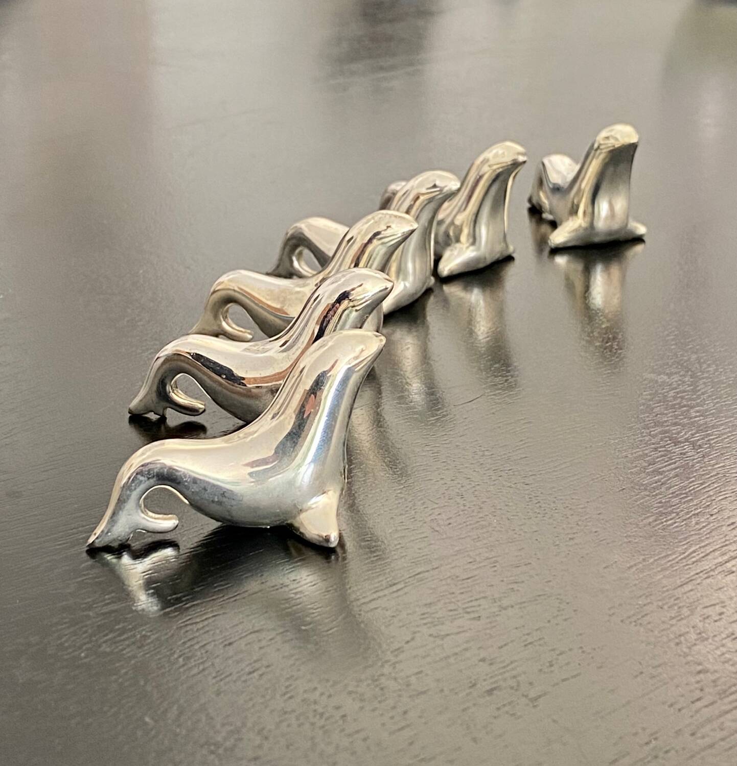 6 dolphin-shaped knife holders in silver-colored metal